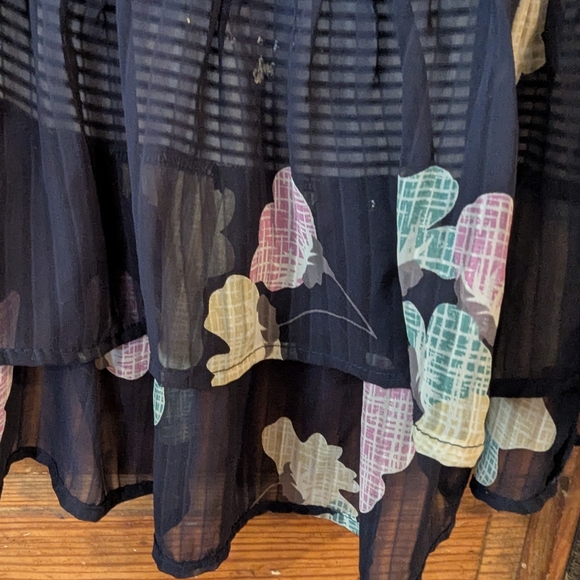 Gray and White Relaxed Blouse with Floral Design - Picture 2 of 8